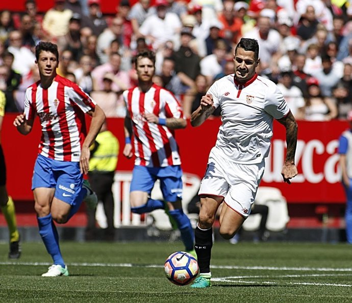 Vitolo conduce el balón 