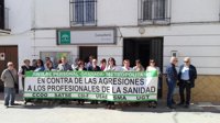 Profesionales sanitarios se concentran en apoyo a una enfermera agredida en Alomartes