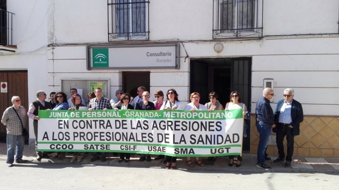 Concentración en las puertas del consultorio de Alomartes