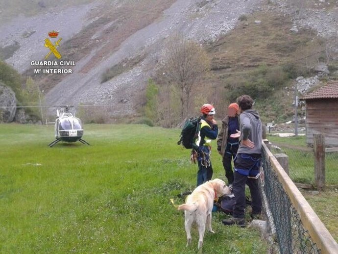  León: En Helicóptero Del Rescate Y Los Agentes