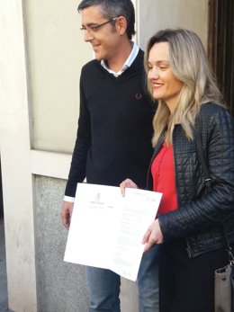 Eduardo Madina i Pilar Alegria arribant a Ferraz