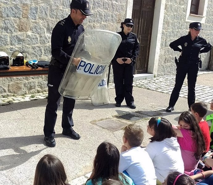  Ávila: Los Policias Imparten El Taller A Los  Jóvenes Escolares