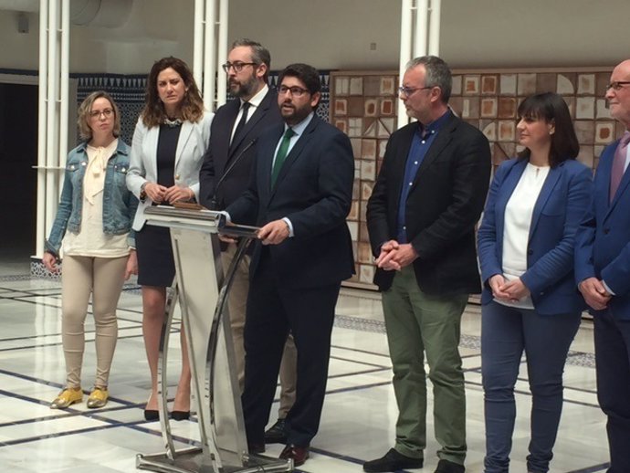 López Miras, rodeado de otros parlamentarios del PP, durante la presentación