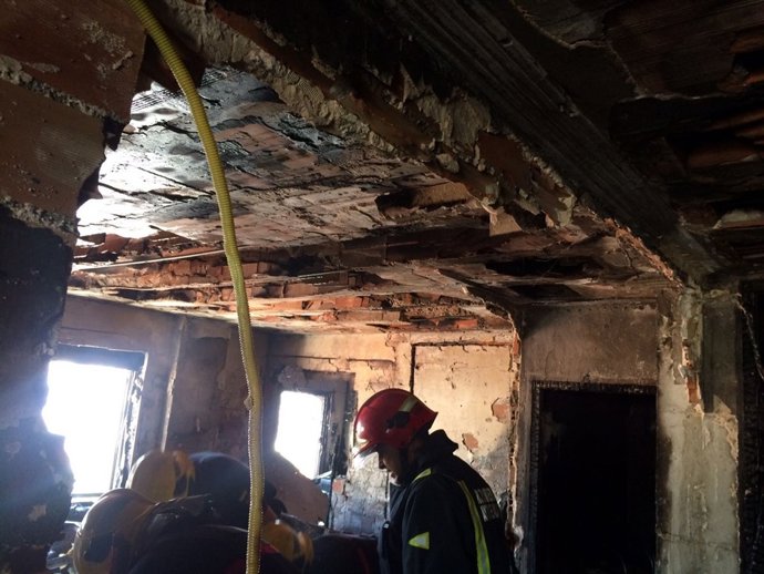 Bomberos trabajan en incendio piso vivienda ciudad jardín fuego calcinado málaga