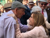 Susana Díaz, ilusionada tras formalizar su precandidatura: "Los adversarios están fuera del PSOE"