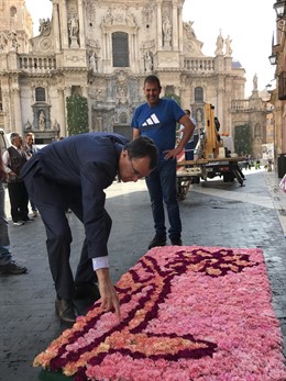 El alcalde supervisa los mantos de flores