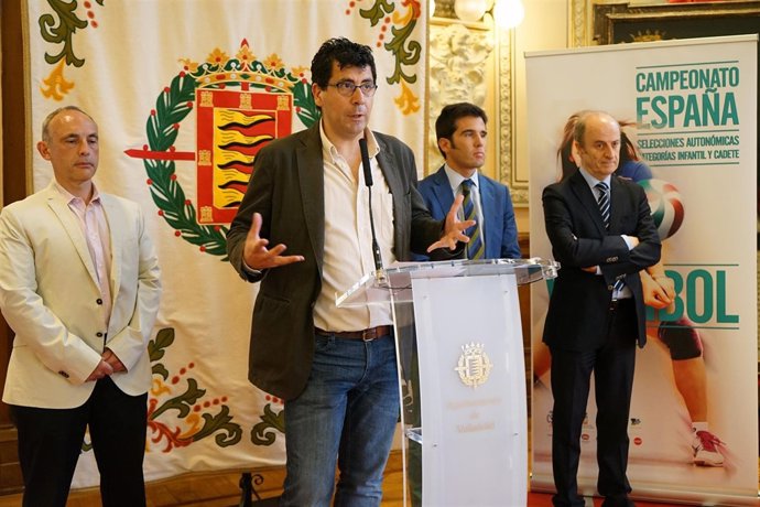 Bustos presenta el Campeonato en el Ayuntamiento.                    