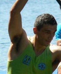 Un agente de la Policía Nacional fuera de servicio y piragüista olímpico rescata a una mujer en la Ría de Pontevedra