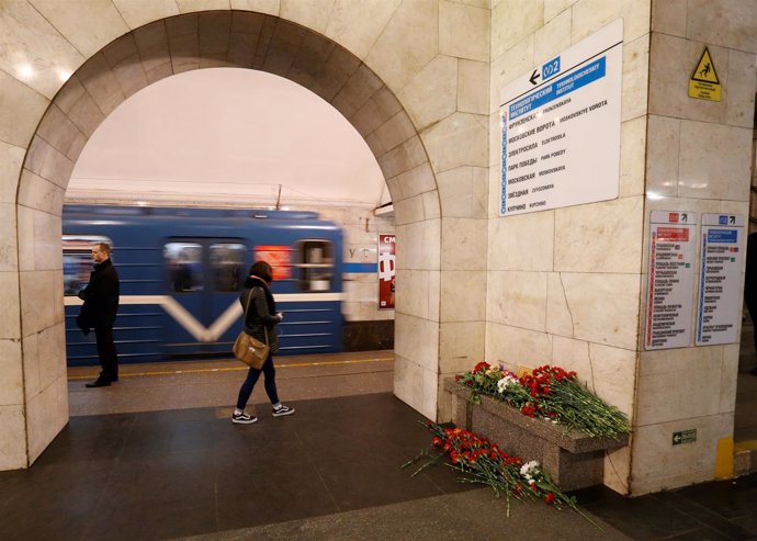 Flores por las víctimas del atentado de San Petersburgo en una estación de metro
