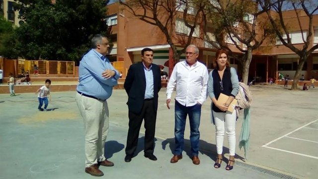 El delegado de Educación en Huelva, Vicente Zarza, en el colegio García Lorca.