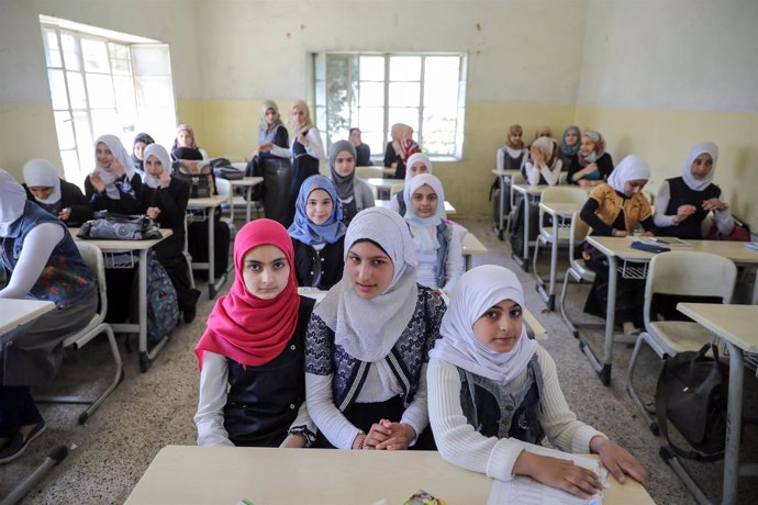 Niñas estudiantes vuelven a clase en Mosul