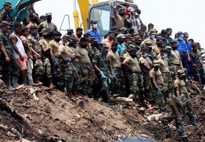 Militares tras el derrumbe del  vertedero de Colombo