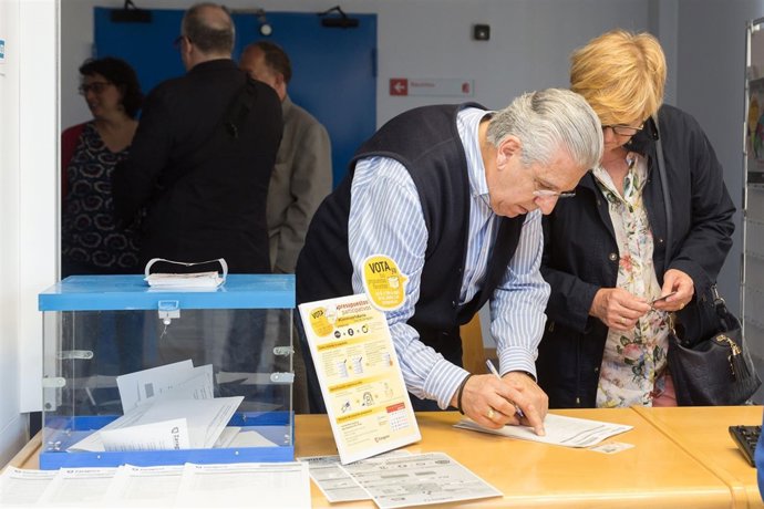 Vecinos de Zaragoza votando en los presupuestos participativos 