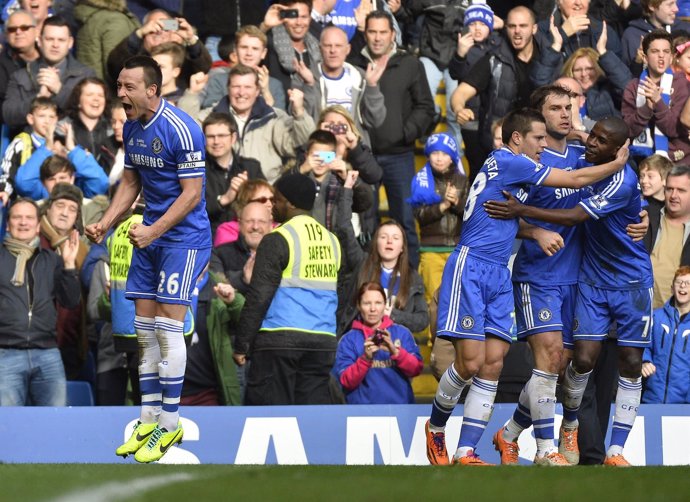 Terry celebra con sus compañeros la victoria ante el Everton