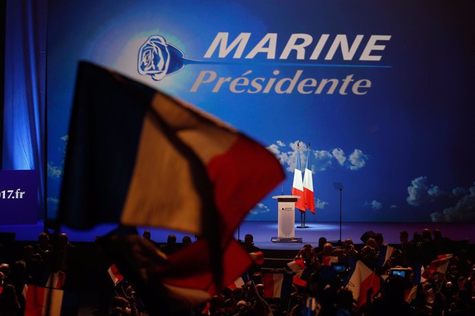 Estrado de un acto de campaña de Marine Le Pen en París