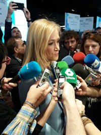 Cifuentes dice que ningún miembro de PSOE y Podemos le "va a dar lecciones de igualdad", que promueve con "hechos"