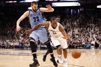 Leonard vuelve a decidir para los Spurs en el segundo duelo de hermanos Gasol