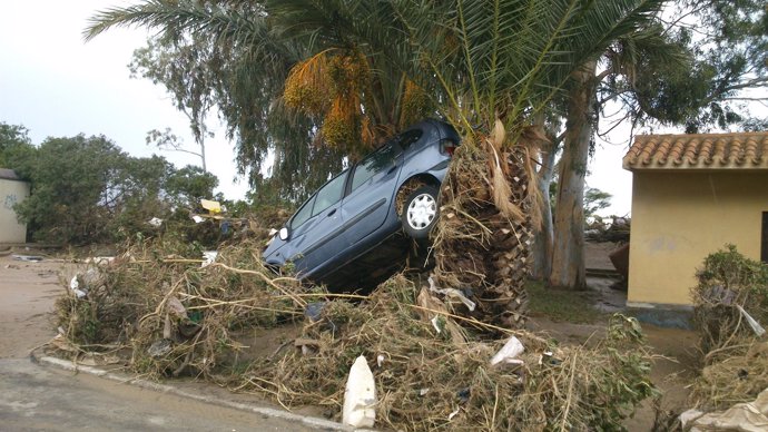 Coche dañado en las inundaciones de Pueblo Laguna. Vera