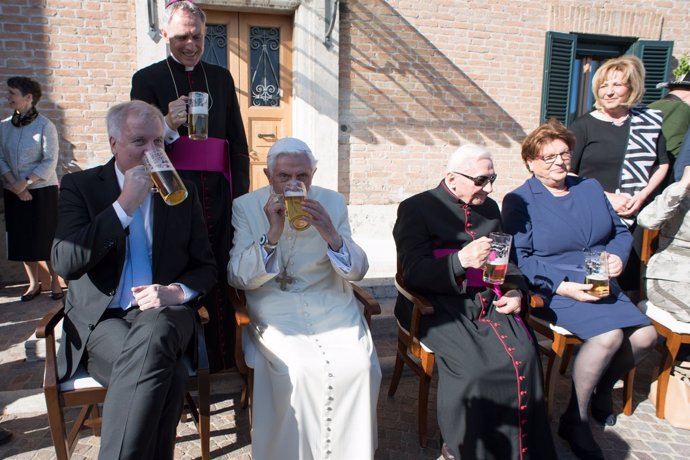 Celebración de 90 cumpleaños de Benedicto XVI