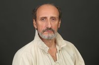 José Luis Gil se enfunda la nariz de Cyrano de Bergerac