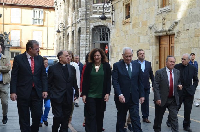 Representantes institucionales llegan a la Catedral. 