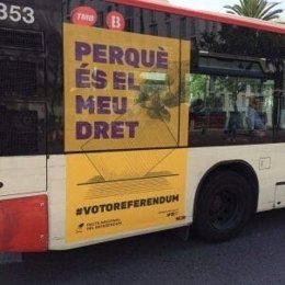 Autobús de TMB amb publicitat del Pacte pel Referèndum