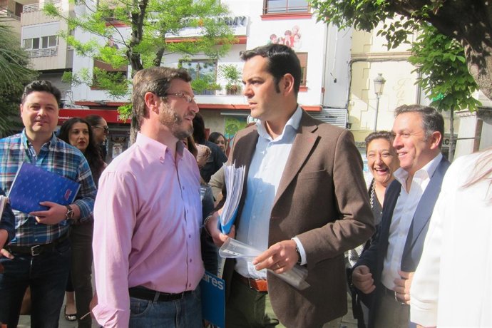 Requena (d), con Miguel Contreras, presenta sus avales.