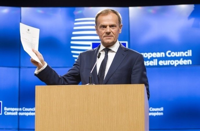 Donald Tusk con la carta de salida de Reino Unido de la UE