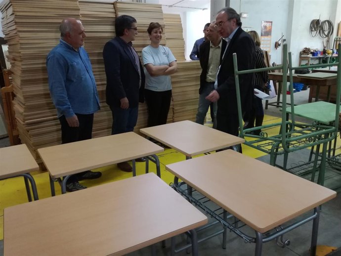 Proyecto reutilización material escolar