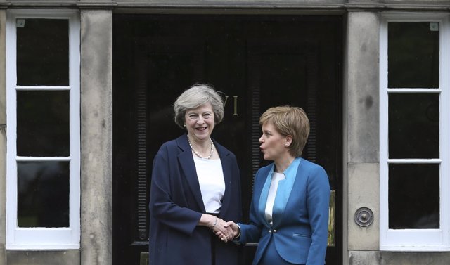 Nicola Sturgeon y Theresa May 