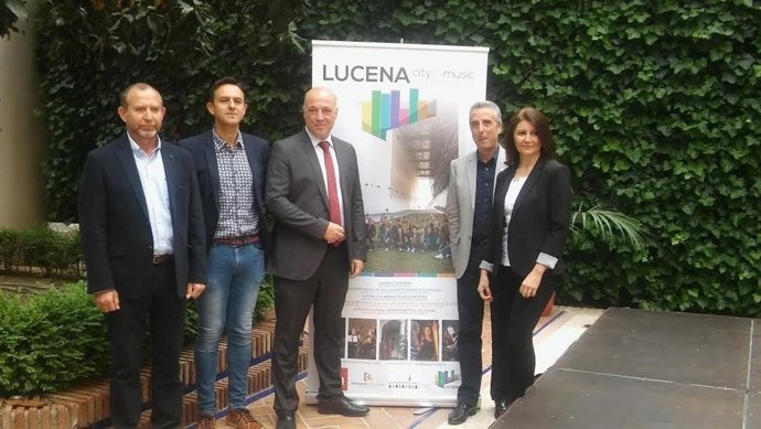 Antonio Ruiz (centro), durante la presentación de 'Lucena City of Music'
