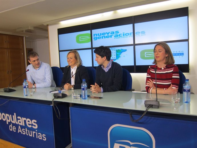 Mercedes Fernández, segunda por la izquierda, en la rueda de prensa de NNGG. 