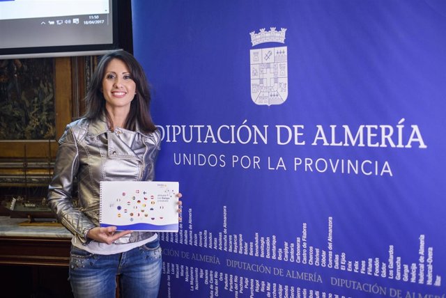 La diputada Carmen Belén López, con la nueva Guía 'Atrévete con Europa'.
