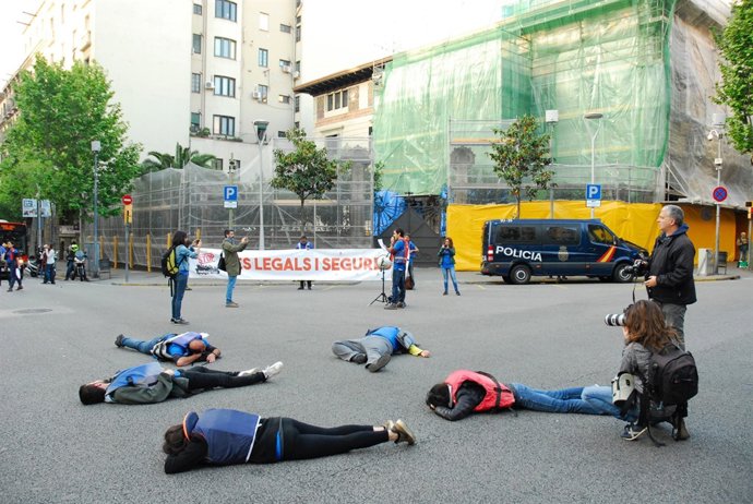 Activistes de Stop Mare Mortum en una protesta davant la Delegació del Govern