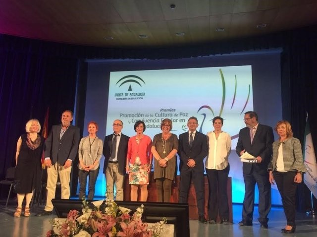 La consejera de Educación, Adelaida de la Calle, entrega premios a centros.