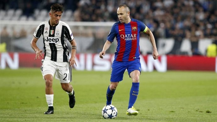 Iniesta i Dybala en el Juventus - Barcelona