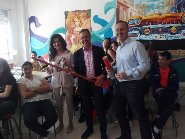 Caballero (i) visita el IES Río de los Granados.