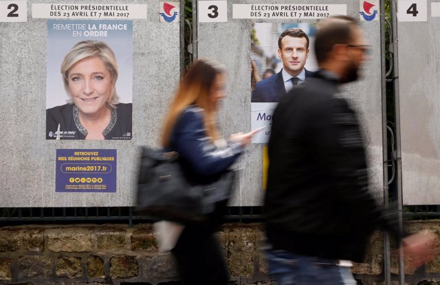 Carteles electorales de Marine Le Pen y Emmanuel Macron en Francia
