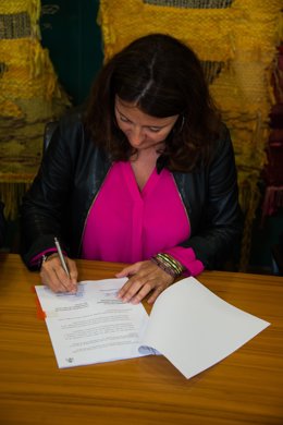 L'alcaldessa de Sant Cugat, Mercè Conesa, signant el conveni