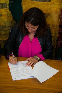 L'alcaldessa de Sant Cugat, Mercè Conesa, signant el conveni