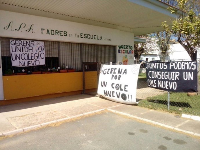 Pancartas en el colegio de Gerena.