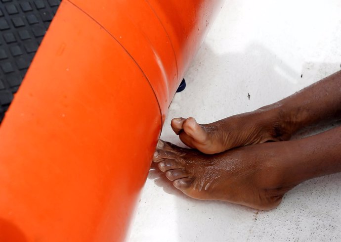 Rescate de un bote con inmigrantes en el mar Mediterráneo