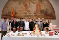 El Gremio de Pastelería de Barcelona entrega a Puigdemont el pastel de Sant Jordi