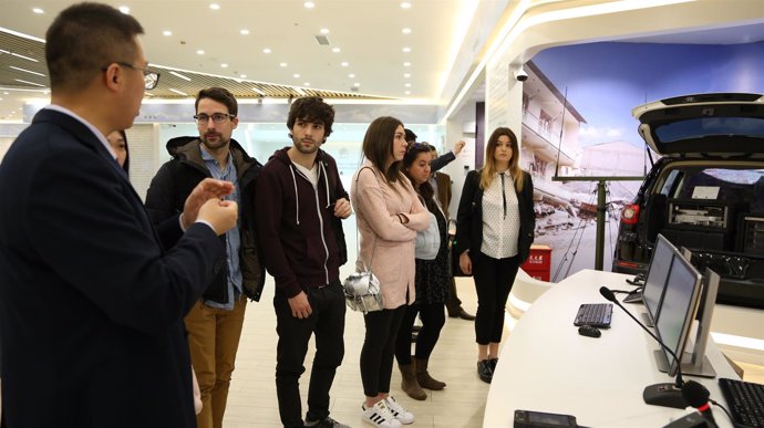Estudiantes de CESINE en la visita a la compañía tecnológica Huawei.