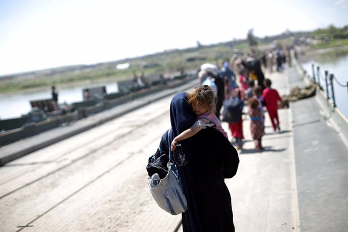 Mujer iraquí huyendo de Mosul en un puente 