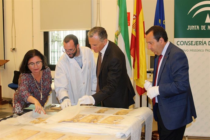 Visita al Archivo por trabajos recuperación actas juntas obras puerto