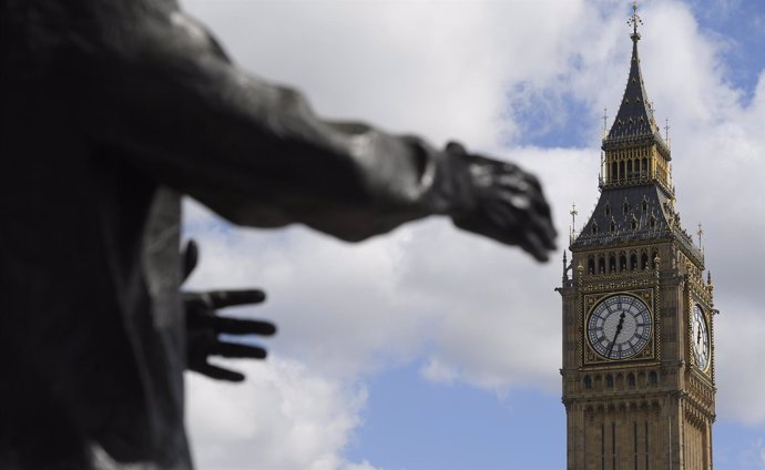 El Big Ben y los brazos de la estatua de Churchill frente al Parlamento