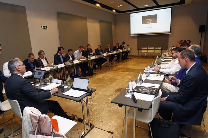 Roca preside la reunión de trabajo de los clubes de la ACB