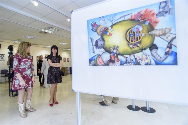 Eliana Lozano y la diputada Dolores Martínez, en la inauguración de la muestra.
