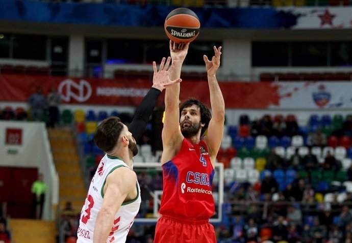 Teodosic lanza ante Shengelia en el CSKA-Baskonia